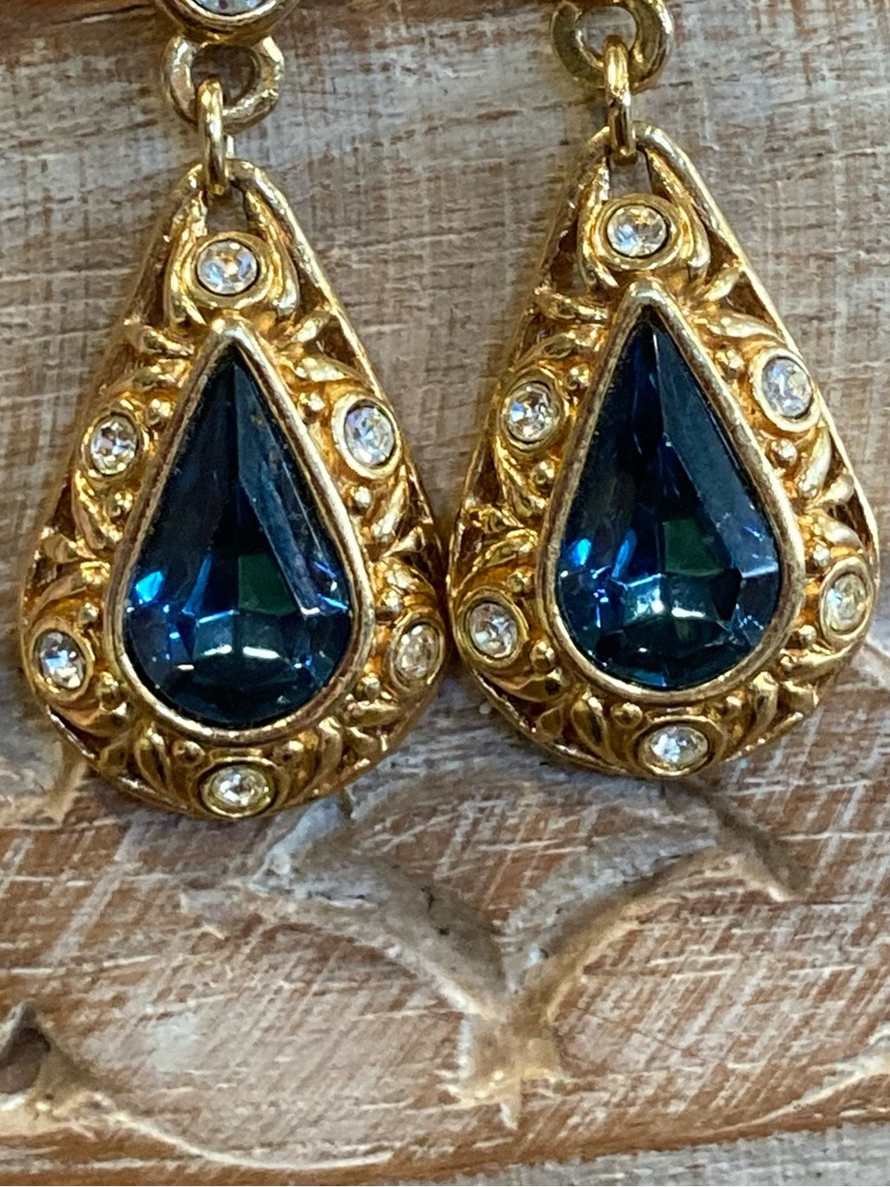 Vintage Avon Gold-Tone Teardrop Earrings with Blue Gemstone - Picture 9 of 10